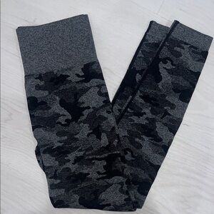 Women’s Seamless butt-scrunch Camo Leggings - Gray and Black
